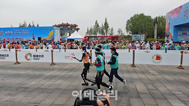 19일 중국 베이징에서 열린 로봇 마라톤 대회에 참가해 우승을 차지한 톈궁 울트라가 출발선을 출발하고 있다. (사진=이데일리 이명철 특파원)