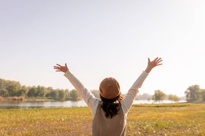 햇볕 쬐기는 뼈 건강에 필수적인 비타민D 합성 뿐만 아니라 혈압 떨어뜨리기, 살빼기, 수면조절, 기분 향상 등 여러가지 장점이 있다. 자외선으로 인한 피부 손상이란 단점을 최소화하면서 쬐는 방법과 시간을 조절해야 한다.[사진=클립아트코리아]