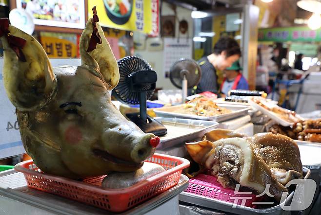18일 오후 광주 서구 양동시장에서 상인들이 분주하게 일하고 있다. 2025.4.18/뉴스1 ⓒ News1 이수민 기자