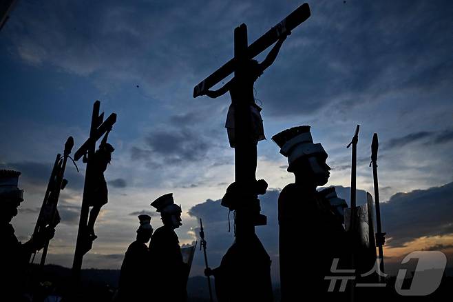 가톨릭 신자들이 18일(현지시간) 카라카스의 파타레에서 성금요일에 예수그리스도의 십자가형을 재연하고 있다. ⓒ AFP=뉴스1