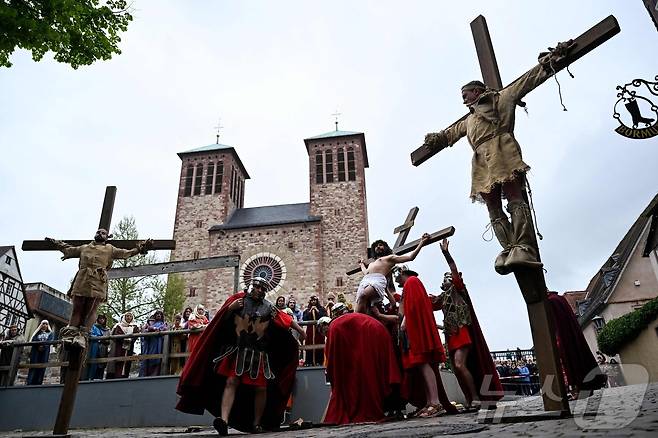 18일(현지시간) 독일 서부 벤하임에서 배우와 관객들이 예수 그리스도의 십자가 처형 재현 행사에 참여하고 있다. ⓒ AFP=뉴스1