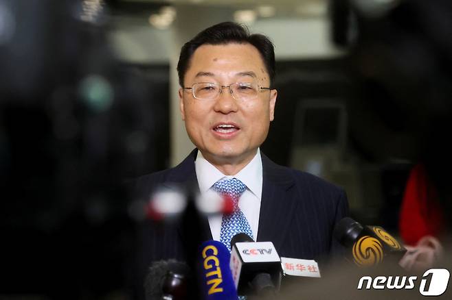 23일(현지시간) 미국 뉴욕 존 F. 케네디 국제공항에 도착한 셰펑 신임 주미 중국대사가 워싱턴DC 중국대사관으로 이동하기에 앞서 취재진과 질의응답을 하고 있다. 2023.5.23 ⓒ 로이터=뉴스1