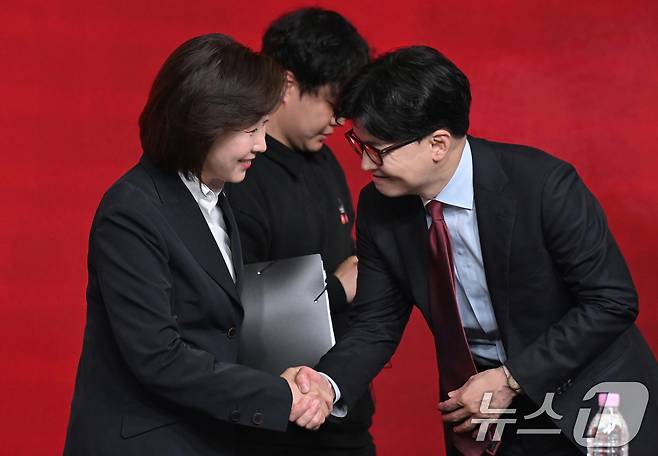 나경원, 한동훈 국민의힘 대선 경선 후보가 20일 오후 서울 강서구 ASSA아트홀에서 열린 제21대 대통령 후보자 1차 경선 B조 토론회에서 인사나누고 있다. 2025.4.20/뉴스1 ⓒ News1 국회사진취재단