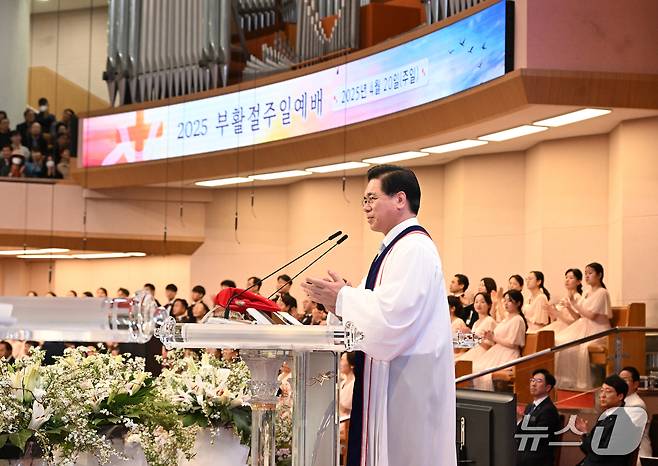 이영훈 목사가 20일 여의도순복음교회에서 진행된 부활절 예배에서 설교하고 있다 (제공=여의도순복음교회)