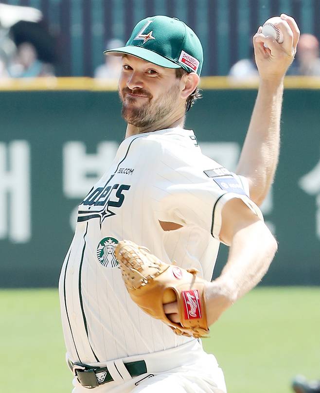 SSG 앤더슨이 20일 인천SSG랜더스필드에서 열린 2025 KBO리그 LG전에 선발 등판해 역투하고 있다. 사진 | SSG 랜더스