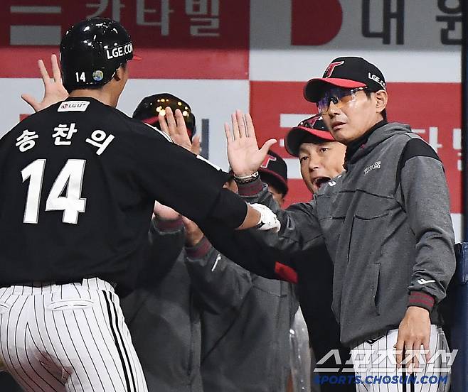 10일 서울 고척스카이돔에서 열린 LG-키움전. 2회초 1사 1, 2루 송찬의가 스리런포를 친 후 염경엽 감독의 환영을 받고 있다. 고척=정재근 기자 cjg@sportschosun.com/2025.4.10/