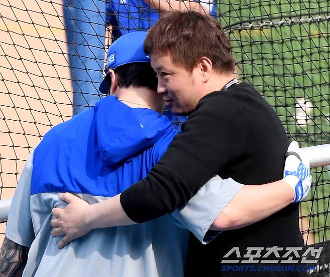 채태인 해설위원이 박병호와 반갑게 포옹하고 있다. 대구=정재근 기자 cjg@sportschosun.com