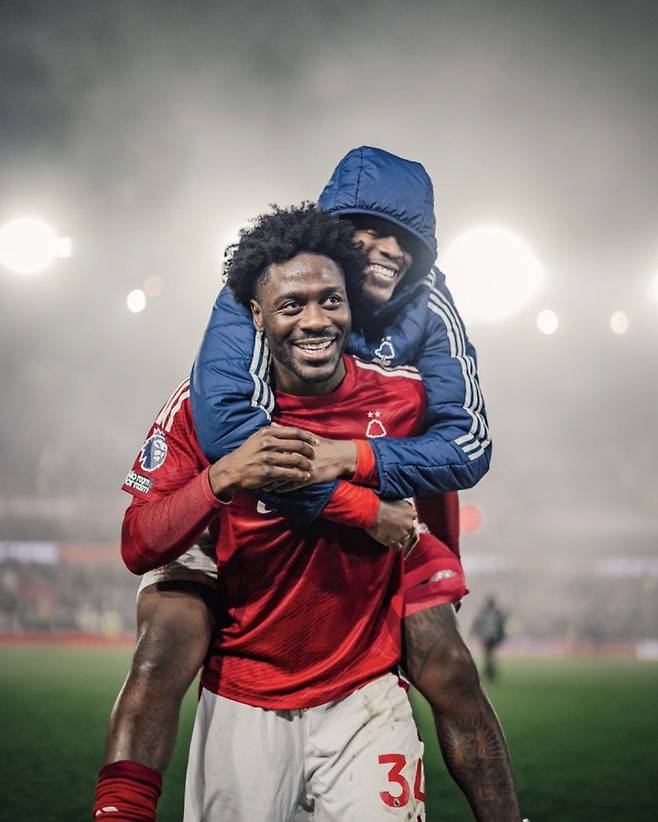 [스포츠조선 강우진 기자]리버풀이 핵심 측면 수비수 트렌트 알렉산더-아놀드의 대체자 물색에 한창이다. 알렉산더-아놀드가 다음 시즌 스페인 라리가 레알 마드리드로 이적할 가능성이 커지면서 리버풀 스카우트팀이 분주히 움직이고 있다.

리버풀은 모하메드 살라와 버질 반다이크를 다음 시즌에도 보유한 만큼 측면 수비수의 보강만 이룬다면 다음 시즌도 스쿼드를 유지할 수 있는 리버풀이다. 리버풀이 알렉산더-아놀드의 대체자로 낙점한 것은 노팅엄 포레스트의 수비수 올라 아이나다. 사진=SNS