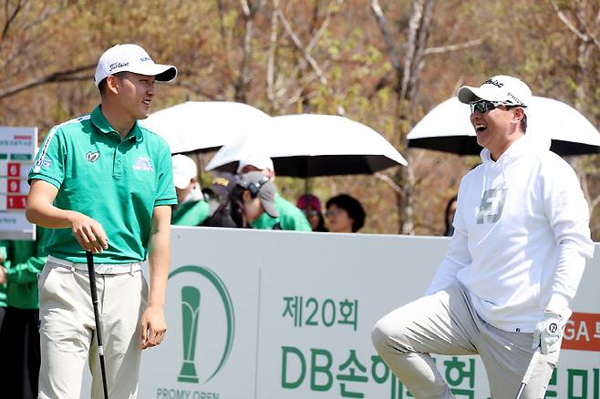 김백준 이상희 1번홀 티그라운드 즐거운 대화. 사진제공=KPGA