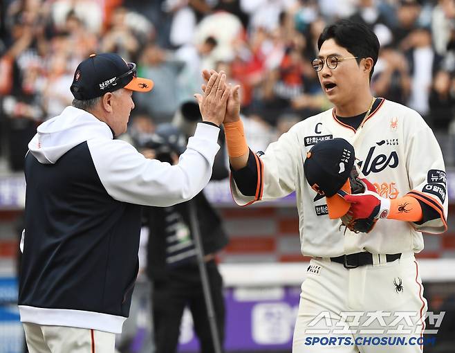 20일 대전 한화생명볼파크에서 열린 NC-한화전. 한화가 7대1로 승리했다. 김경문 감독이 채은성과 하이파이브하고 있다. 대전=정재근 기자 cjg@sportschosun.com/2025..4.20/
