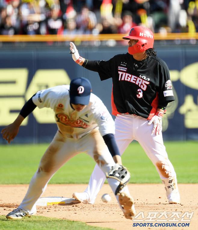 20일 잠실구장에서 열린 두산 베어스와 KIA 타이거즈의 경기. 7회초 1사 1,2루 KIA 김선빈이 적시타를 날린 뒤 숨을 고르고 있다. 잠실=박재만 기자 pjm@sportschosun.com/2025.04.20/
