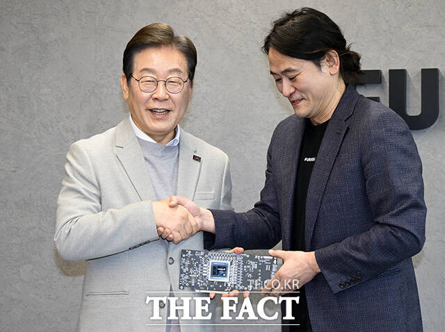 이재명 더불어민주당 대선 예비 후보가 지난 14일 서울 강남구 퓨리오사AI에서 백준호 퓨리오사AI 대표와 악수하고 있다. /더팩트 DB