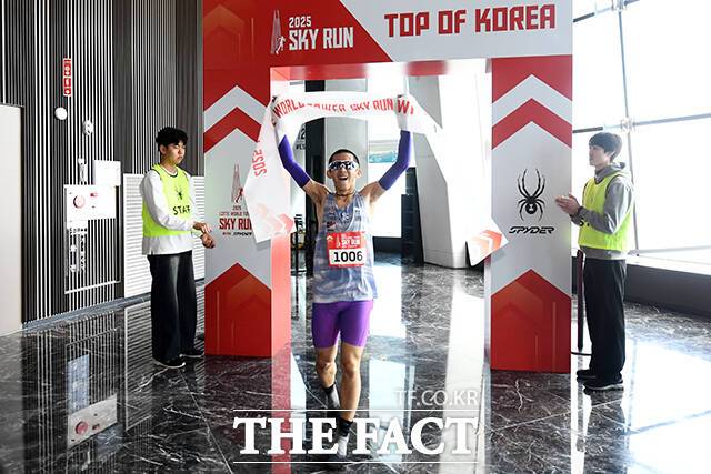 '2025 스카이런 withe SPYDER'이 20일 오전 서울 송파구 롯데월드타워에서 열린 가운데 한 참가자가 결승점을 통과하며 기뻐하고 있다. /서예원 기자