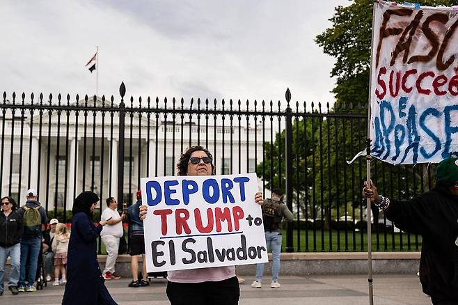 백악관 앞에 모인 시위대