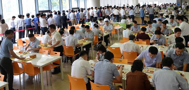 2016년 9월 28일 정부세종청사에 근무하는 공무원들이 구내식당에서 식사를 하고 있다. /조선DB