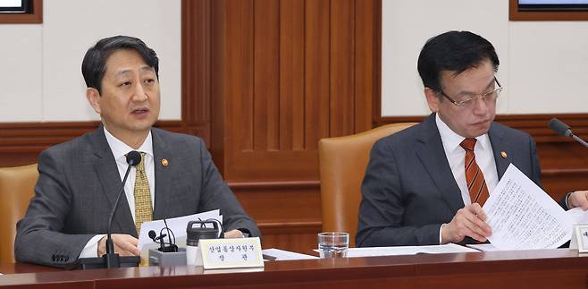 안덕근 산업통상자원부 장관이 19일 정부서울청사에서 열린 국정현안관계장관회의 겸 경제관계장관회의 겸 산업경쟁력강화관계장관 회의에서 발언하고 있다. 오른쪽은 최상목 당시 대통령 권한대행 부총리 겸 기획재정부 장관. /연합뉴스