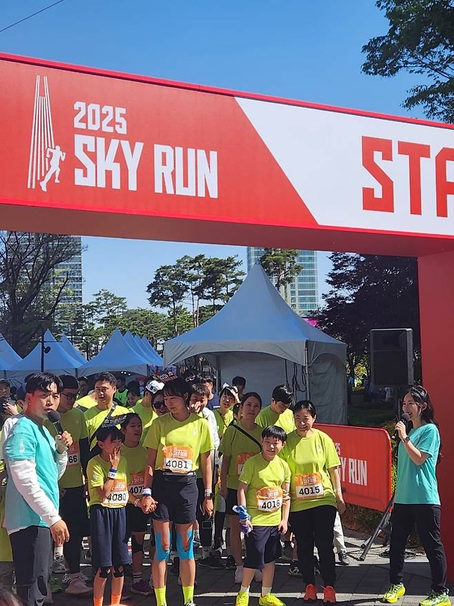 20일 서울 잠실 롯데월드타워에서 열린 제 7회 스카이런의 키즈런 부문에 참여한 참가자들이 출발선 앞에 서있다./최효정 기자