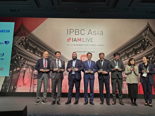 한국전자통신연구원 관계자들이 IPBC 아시아 지식재산 엘리트(Asia IP Elite) 기관에 선정돼 상을 받고 있는 모습. ETRI 제공