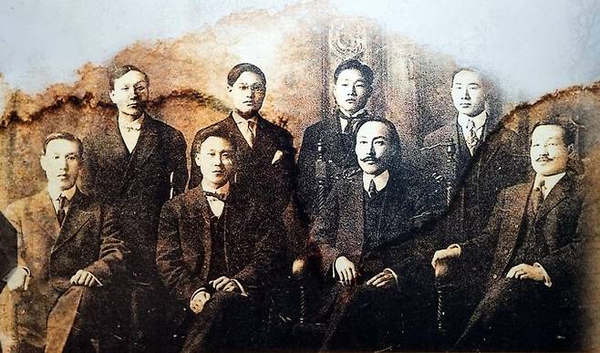 1909년 2월1일 미국 샌프란시스코에서 출범한 독립운동단체 대한인국민회의 기념 사진. 앞줄 오른쪽 두번째가 이상설이다. 사진=진천군
