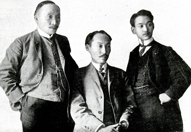 헤이그 만국평화회의의 기관지 만국평화회보 1907년 7월5일자에 실린 특사단의 사진. 왼쪽부터 이준 이상설 이위종. 사진=독립기념관