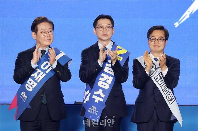 더불어민주당 이재명·김경수·김동연 대선 경선 후보가 19일 오후 충북 청주 서원구 청주체육관에서 열린 민주당 21대 대선 후보 선출을 위한 충청권 합동연설회에서 박수를 치고 있다. ⓒ데일리안 홍금표 기자