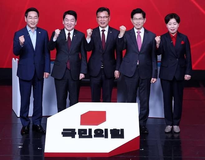 유정복·안철수·김문수·양향자 21대 대선 국민의힘 경선 후보가 19일 오후 서울 강서구 ASSA아트홀에서 열린 '21대 대선 국민의힘 1차 경선 A조 토론회'에서 토론 시작전 이양수(왼쪽 세번째) 사무총장과 기념촬영을 하고 있다. ⓒ뉴시스