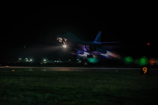 14일(현지시간) 미 텍사스주 다이스 공군기지에서 B-1B 전략폭격기가 일본 미사와 기지로 가기 위해 이륙하고 있다.  출처 미 인도태평양사 SNS