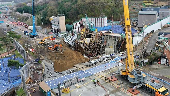 14일 경기도 광명시 신안산선 복선전철 공사현장이 붕괴로 인해 내려앉아 있다.  광명=뉴시스