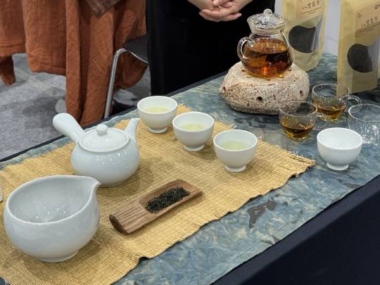 지난 11일 서울 강서구 코엑스 마곡에서 열린 '2025 K-Tea 국제차문화산업박람회'의 차 시음 부스 모습. 정래연 기자