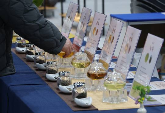 지난 10일 서울 강서구 코엑스 마곡에서 열린 '2025 K-Tea 국제차문화산업박람회'에서 관람객들이 전시를 둘러보고 있다. [연합뉴스]