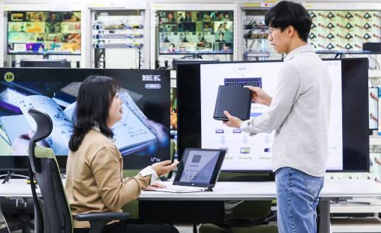 LG유플러스 직원들이 대전 R&D센터에 위치한 'NW연동 시험실'에서 네트워크 장비와 와이파이7 공유기의 상호 작용을 모니터링하고 있다. LG유플러스 제공