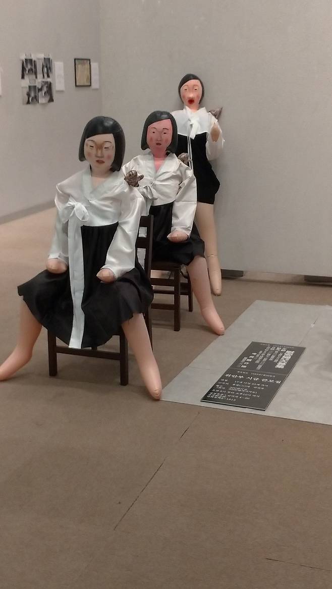 8274649303_486616_6ab2288853817720282422297edb10ee.jpg 일본에서 열린 위안부 조롱 전시회