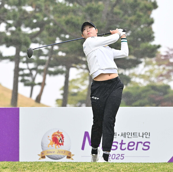 2025년 한국여자프로골프(KLPGA) 투어 넥센·세인트나인 마스터즈 대회 우승을 차지한 장타자 방신실 프로가 최종라운드에서 경기하는 모습이다. 사진제공=KLPGA