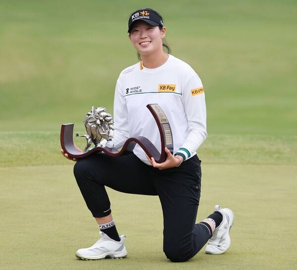 2025년 한국여자프로골프(KLPGA) 투어 넥센·세인트나인 마스터즈 대회 우승을 차지한 장타자 방신실 프로가 우승 트로피를 들고 포즈를 취하는 모습이다. 사진제공=KLPGA