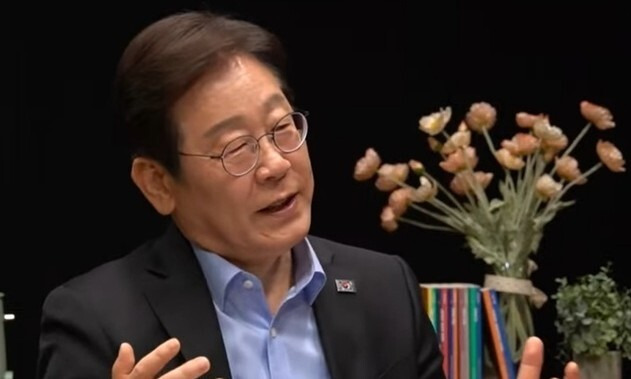 이재명 더불어민주당 대선 경선 후보가 지난 15일 유시민 작가와의 특집 대담에서 발언하고 있다. ‘사람사는세상 노무현재단’ 유튜브 영상 갈무리