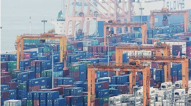 지난 9일 경기도 평택항에 수출용 컨테이너가 쌓여 있다. 평택/연합뉴스