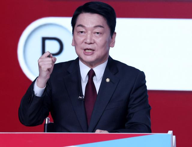 안철수 제21대 대통령선거 국민의힘 경선 후보가 19일 서울 강서구 ASSA아트홀에서 열린 '제21대 대통령선거 국민의힘 1차 경선 A조 토론회'에서 발언을 하고 있다. 뉴시스