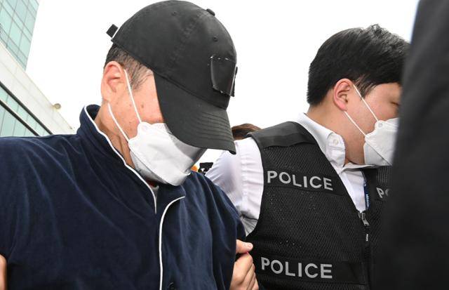 부모와 처자식 등 일가족 5명을 살해하고 극단적 선택을 시도한 가장 A씨가 구속 전 피의자 심문(영장실질심사)에 출석하기 위해 17일 경기 용인동부경찰서 유치장을 나오고 있다. 뉴시스