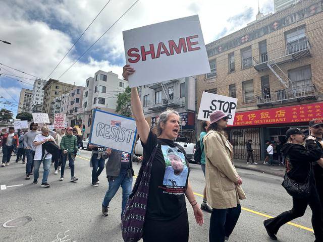 19일 미국 캘리포니아주 샌프란시스코 차이나타운에서 시민 1,000여 명이 도널드 트럼프 대통령을 규탄하며 행진하고 있다. 한 여성 참가자의 손에 '수치'라고 적힌 팻말이 들려 있다. 샌프란시스코=이서희 특파원