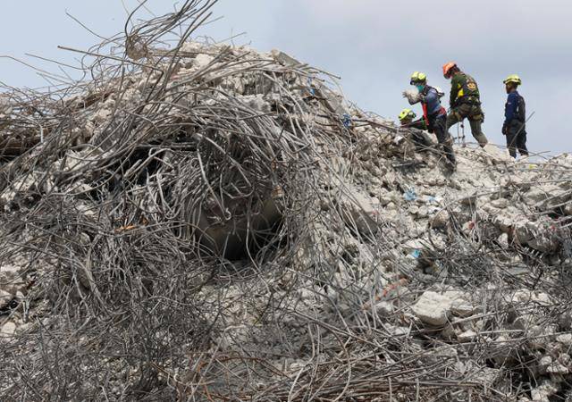 12일 태국 방콕에서 구조대원들이 강진으로 무너진 신청사 건물 잔해 속 생존자를 찾고 있다. 방콕=EPA 연합뉴스