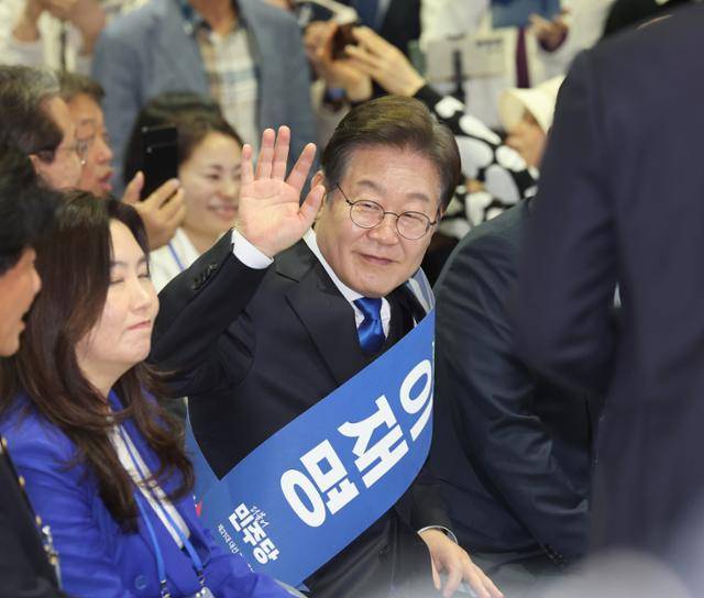 이재명 더불어민주당 대선 경선 후보가 20일 울산 울주군 울산전시컨벤션센터에서 열린 '제21대 대통령선거 후보자 선출을 위한 영남권 합동연설회'에 이은 투표 결과 발표 후 지지자들에게 인사하고 있다. 울산=연합뉴스