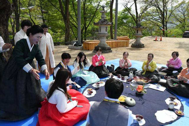 18일 경남 하동 차문화축제에 참여한 선다회 회원들이 사찰 소개팅 '나는 절로' 참가자들을 응원하고 있다. 하동= 박은경 기자