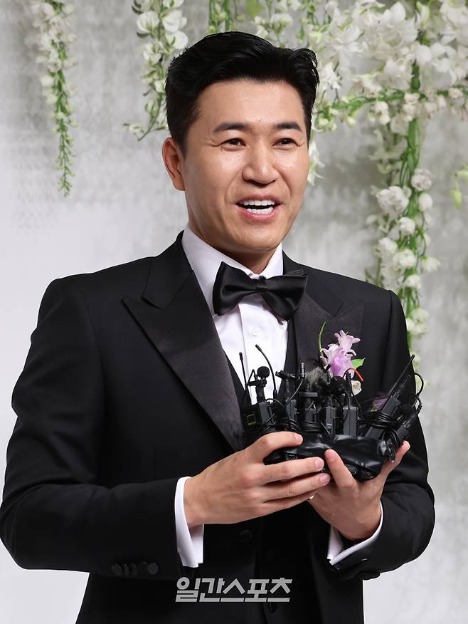 혼성그룹 코요태 김종민이 20일 오후 서울 중구 신라호텔 영빈관 에메랄드홀에서 열린 결혼식 기자회견에 참석해 소감을 말하고 있다. 서병수 기자 qudtn@edaily.co.kr /2025.04.20/