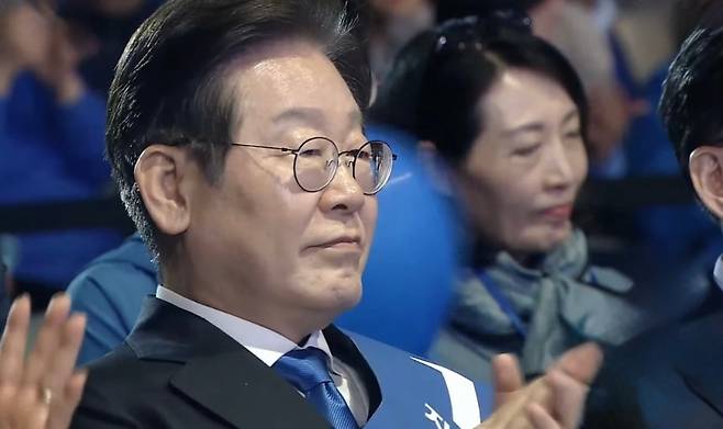 이재명 후보가 담담한 표정 속에 투표 결과 발표를 듣고 있다. (델리민주 유튜브)