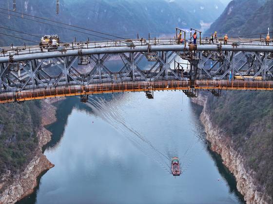 2025년 3월 5일 구이저우성 우장대교에서 철도 연장 공사를 하는 모습. 신화=연합뉴스