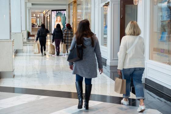 지난 3일(현지시간) 미국 펜실베이니아주 킹 오브 프러시아에 있는 킹 오브 프러시아 몰에서 쇼핑객들이 걷고 있다. 로이터=연합뉴스