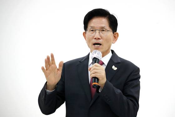 김문수 국민의힘 대선 경선 후보가 20일 오전 대구 수성구 국민의힘 대구·경북 당사에서 열린 지역 의원 간담회에 참석해 발언하고 있다. 뉴스1