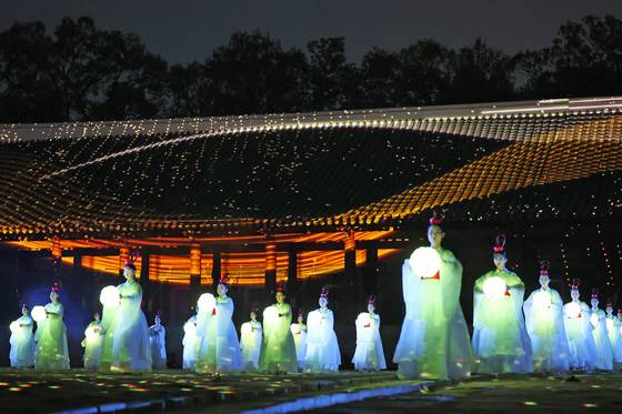 20일 오후 서울 종로구 종묘 정전에서 보수 공사 준공기념 미디어파사드 공연이 펼쳐지고 있다.  국가유산청은 5년에 거쳐 국보 종묘 정전 보수공사를 완료하고 창덕궁 구(舊)선원전에 임시 봉안되었던 조선 왕과 왕비, 대한제국 황제와 황후의 신주 49위를 종묘 정전으로 다시 모셔오는 ‘환안제’를 열었다. 뉴스1