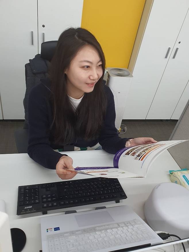 이효단 팀장이 레뷰 차이나 서비스 소개 책자를 살펴보고 있다. 윤현주 기자