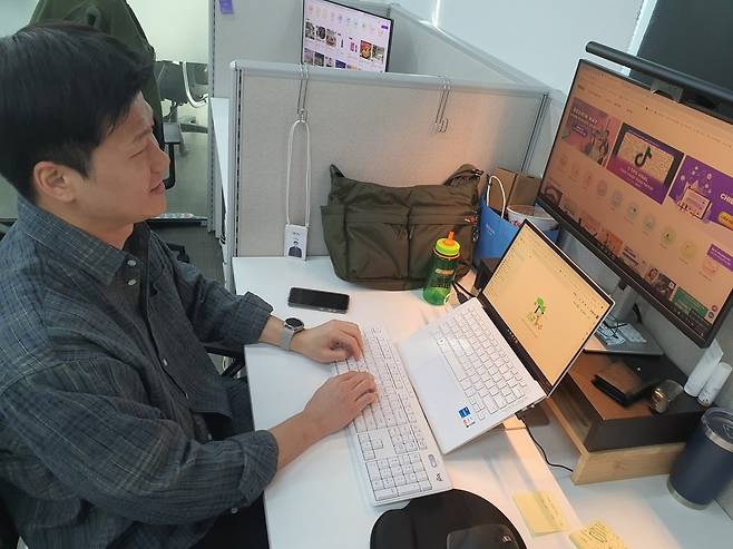 이호준 사원이 베트남 레뷰 플랫폼을 점검하고 있다. 윤현주 기자